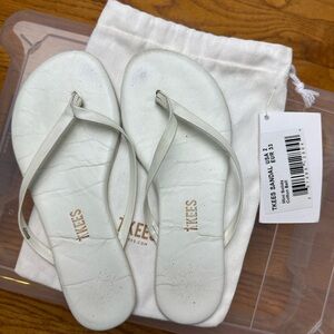 TKEES Cotton Ball White Mini Solids Sandals Sz 2 - comes with shoe bag